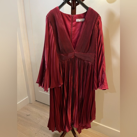 Mac Duggal Long Flare Sleeve Pleated Dress In Berry Size 14 - Picture 2 of 11